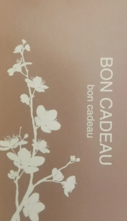 Carte bon cadeau du salon, ornée d’une branche fleurie
